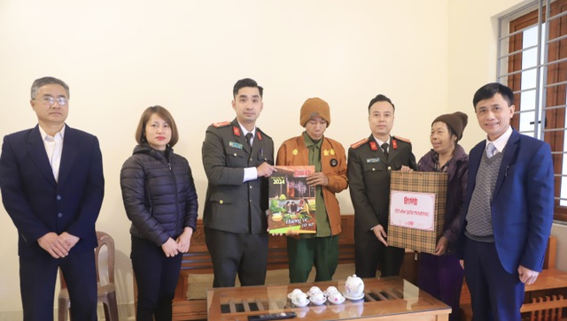 Chuyên đề An ninh Hải Phòng tặng quà các gia đình có hoàn cảnh khó khăn tại xã Đại Bản, huyện An Dương